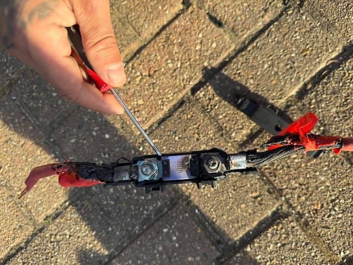 Fusible sorti d'un tableau électrique lors d'un diagnostic embarqué